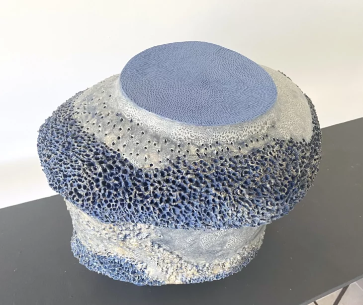 sculpture abstraite contemporaine bleue ,ceramique de christiane filliatreau a retrouver sur artmourier.com