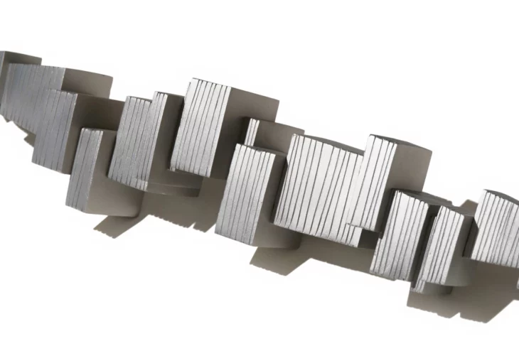 sculpture contemporaine en acier inox microbille de felix valdelievre , disponible à la vente sur artmourier