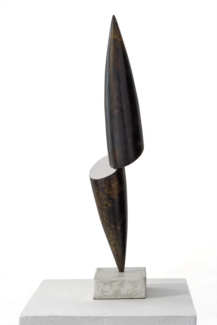 sculpture contemporaine en fer patiné et verni de felix valdelievre , disponible à la vente sur art mourier