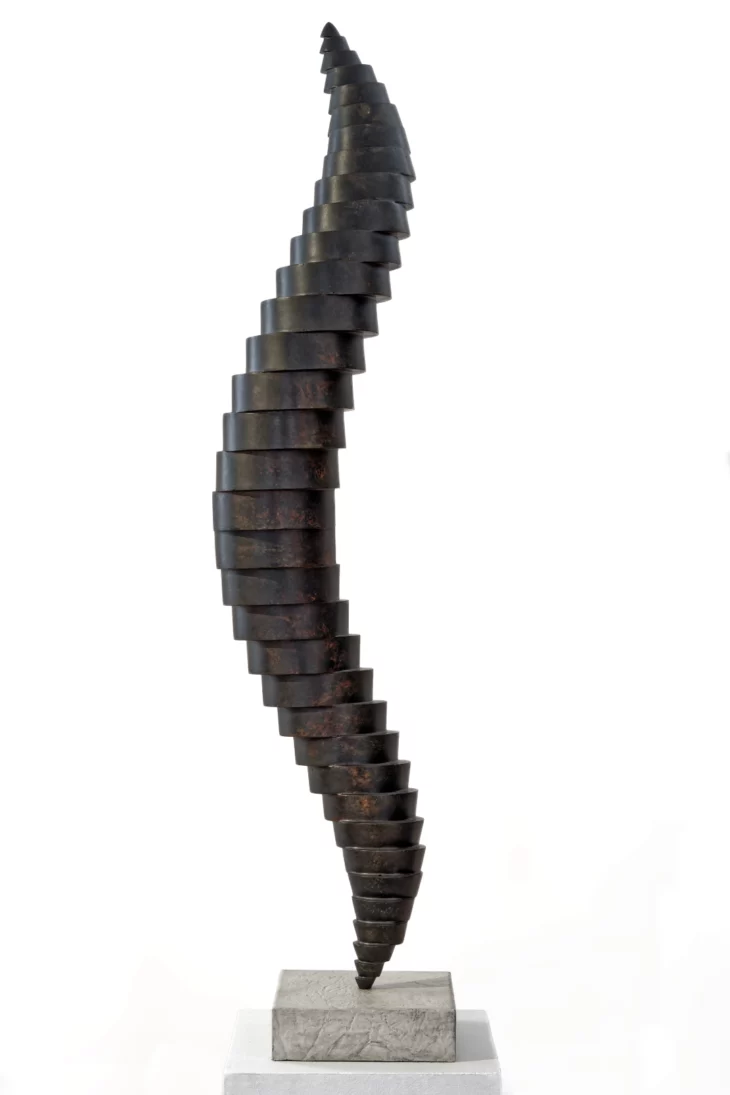 sculpture contemporaine en fer patiné et verni de felix valdelievre , disponible à la vente sur art mourier