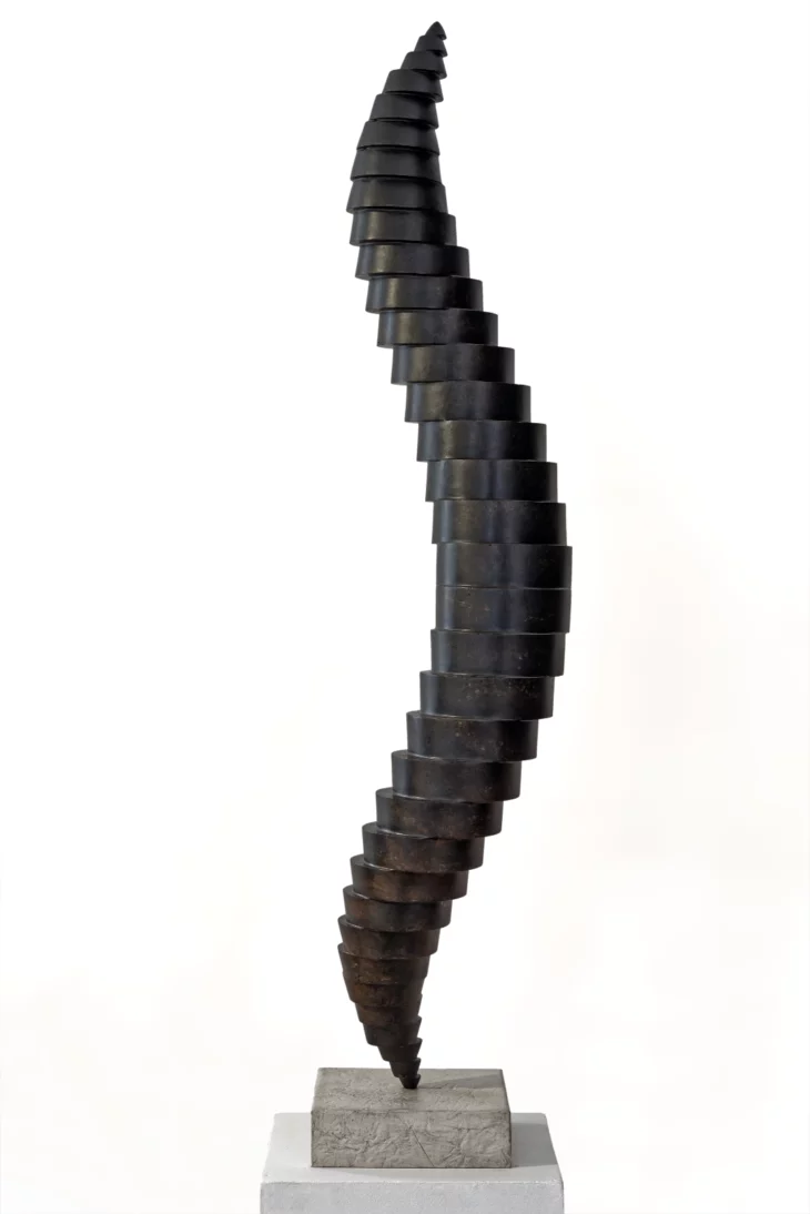 sculpture contemporaine en fer patiné et verni de felix valdelievre , disponible à la vente sur art mourier