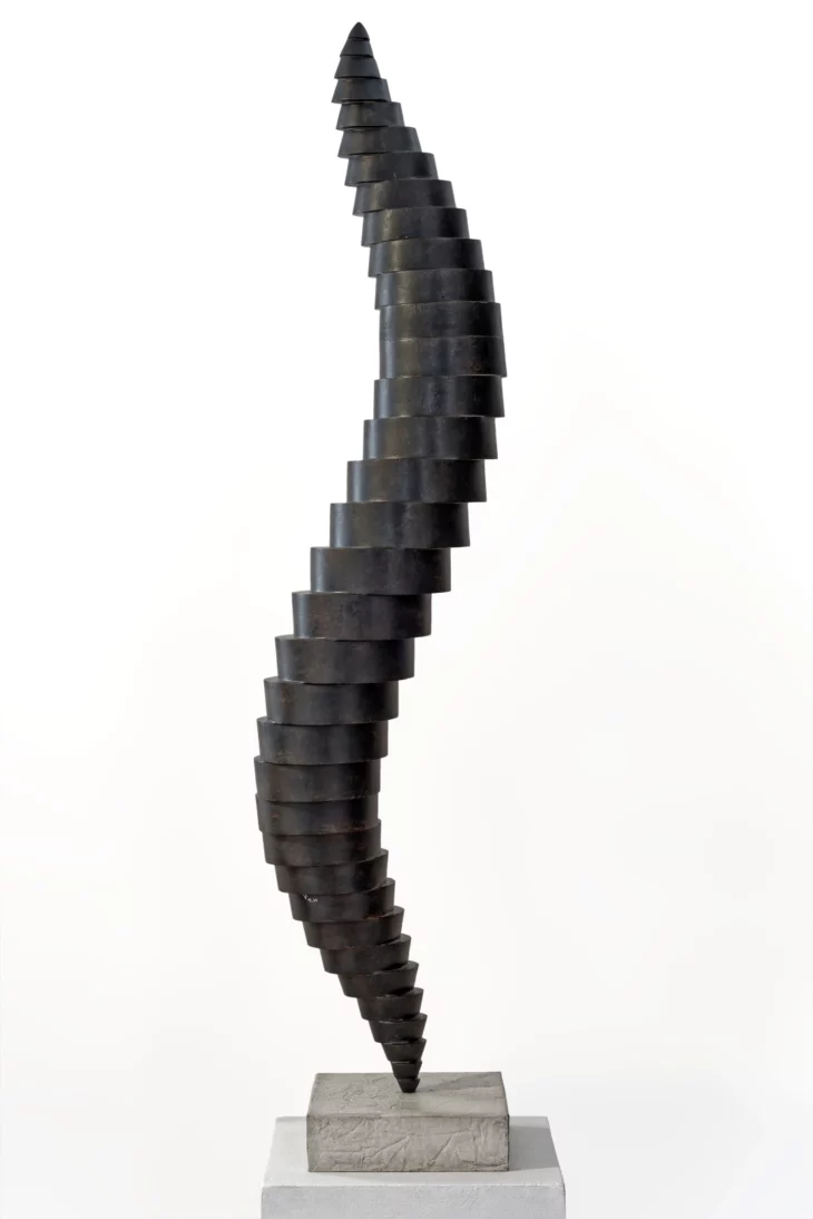 sculpture contemporaine en fer patiné et verni de felix valdelievre , disponible à la vente sur art mourier
