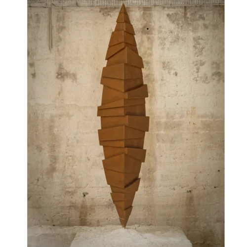 quadrature du cercle sculpture metal monumentale en acier corten de plus de 3 m. de haut par felix valedlievre chez art mourier